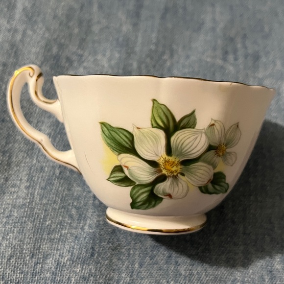 Vintage- Royal Adderley cup & saucer, Canadian provincial flowers series - Picture 5 of 9